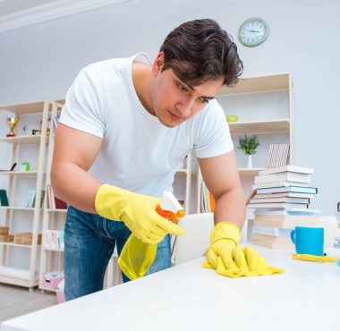 Adam evi temizliyor.