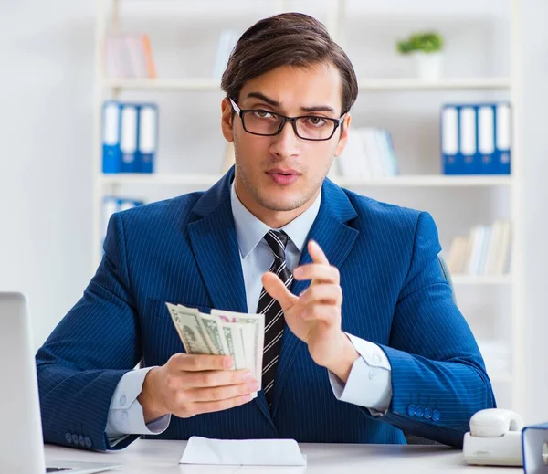 Geschäftsmann erhält Gehalt und Bonus — Stockfoto