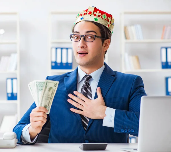 Biznesmen król z pieniędzmi w biurze — Zdjęcie stockowe