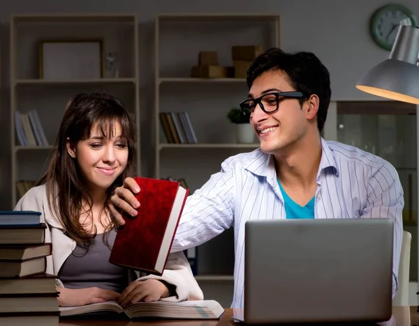 Dos estudiantes que estudian tarde preparándose para los exámenes —  Fotos de Stock