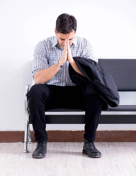 Hombre ansiosamente impaciente esperando en el vestíbulo —  Fotos de Stock