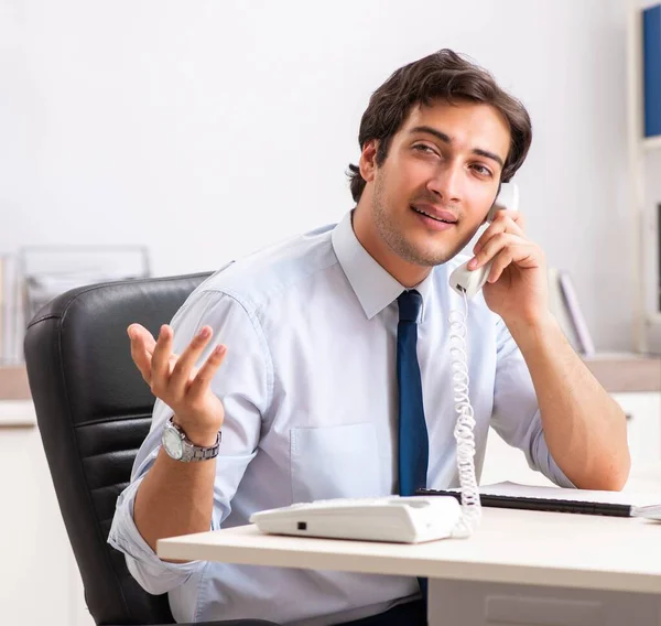 Jovem operador de call center falando por telefone — Fotografia de Stock