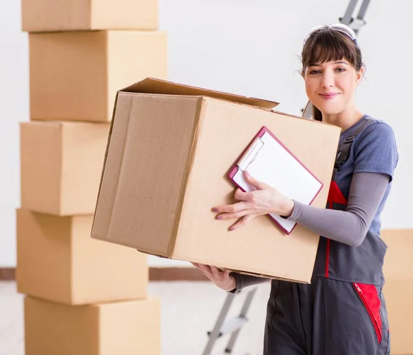Vrouwelijke aannemer verhuisd dozen in verhuizing concept — Stockfoto