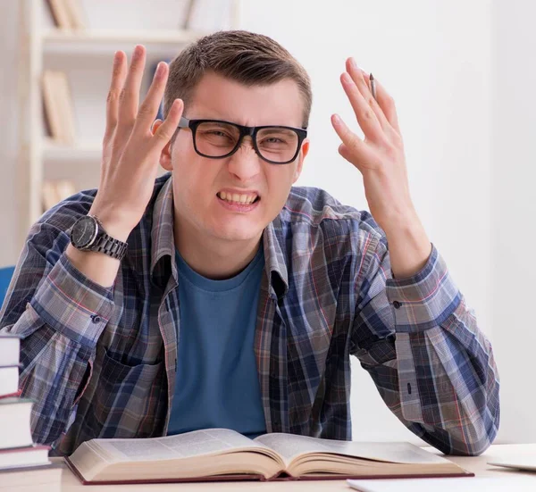 Jovem estudante estudando através da internet no conceito de telellearning — Fotografia de Stock