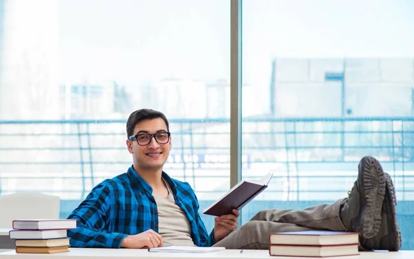 Estudiante durante la conferencia en la universidad — Foto de Stock