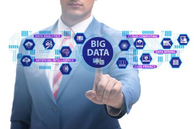 Sanal düğmeye basılı iş adamı ile büyük veri kavramı