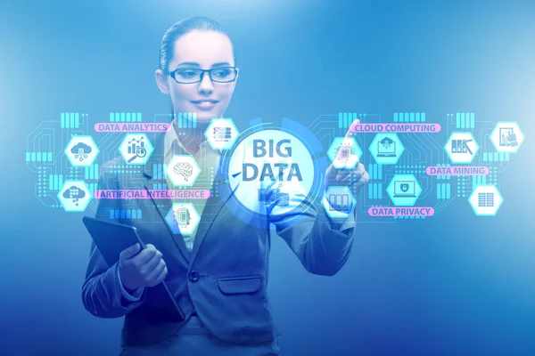 Concetto di Big Data con donna d'affari premendo il pulsante virtuale — Foto Stock