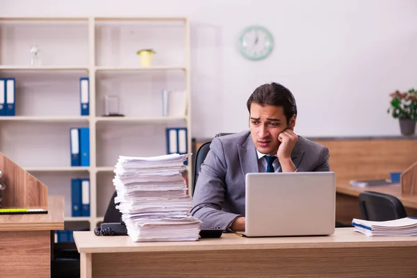 Jeune employé masculin mécontent du travail excessif au bureau — Photo