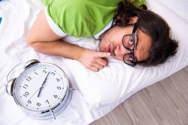 Evde sınava hazırlanan genç bir erkek öğrenci.