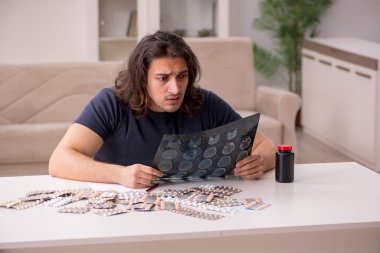 Evde acı çeken genç hasta adam.