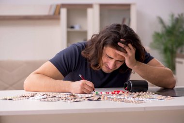 Evde acı çeken genç hasta adam.