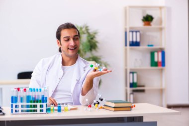 Laboratuvarda çalışan genç bir kimyager.