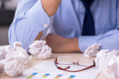 Hasta erkek çalışan işyerinde acı çekiyor.