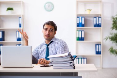 Ofiste çalışan genç bir erkek.