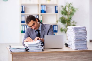 Genç bir erkek işçi aşırı işten memnun değil.