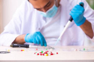 Salgın sırasında laboratuvarda çalışan genç bir kimyager.