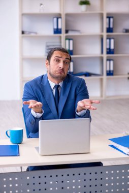 İş yerinde çalışan genç bir erkek.