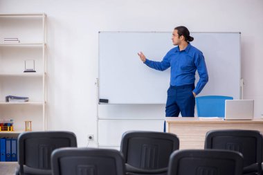 Genç erkek işletme eğitmeni salgın sırasında sunum yapıyor