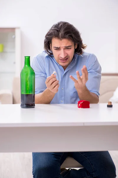 Jovem alcoólico masculino no conceito de amor não correspondido — Fotografia de Stock