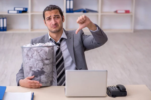 Jeune homme d'affaires rejetant les nouvelles idées avec beaucoup de papiers — Photo