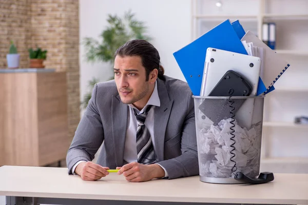 Gefeuerter Jungunternehmer mit Papierkorb im Büro — Stockfoto
