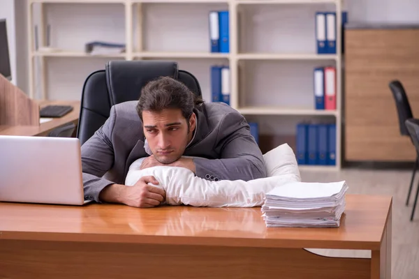 Joven empleado masculino durmiendo en el lugar de trabajo —  Fotos de Stock