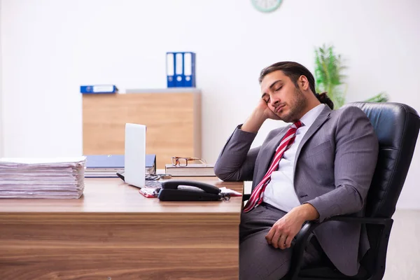 Joven empleado masculino que trabaja en la oficina — Foto de Stock