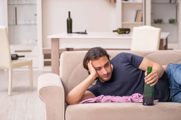 Junger Arbeitsloser trinkt zu Hause Alkohol — Stockfoto