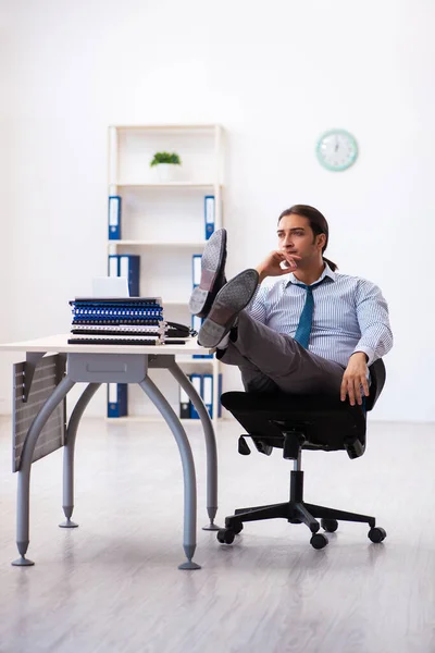 Junge männliche Angestellte im Büro — Stockfoto