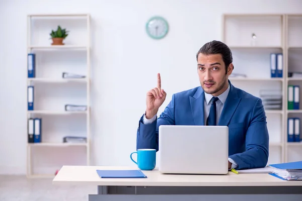 Jeune employé masculin travaillant sur le lieu de travail — Photo