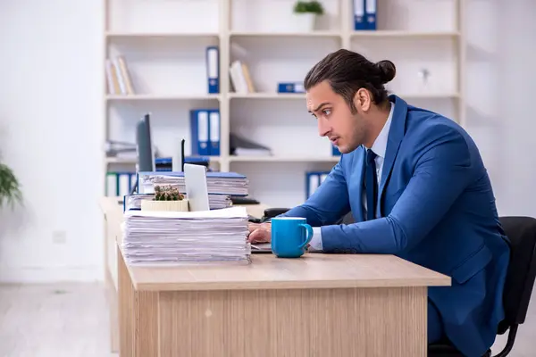 Empresário que trabalha no escritório — Fotografia de Stock