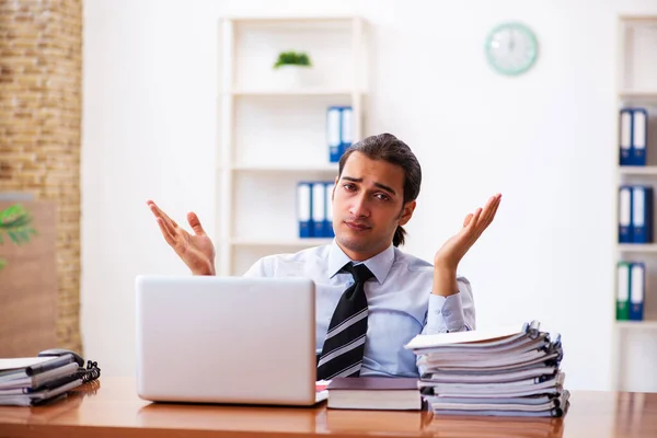 Giovane dipendente maschile che lavora sul posto di lavoro — Foto Stock