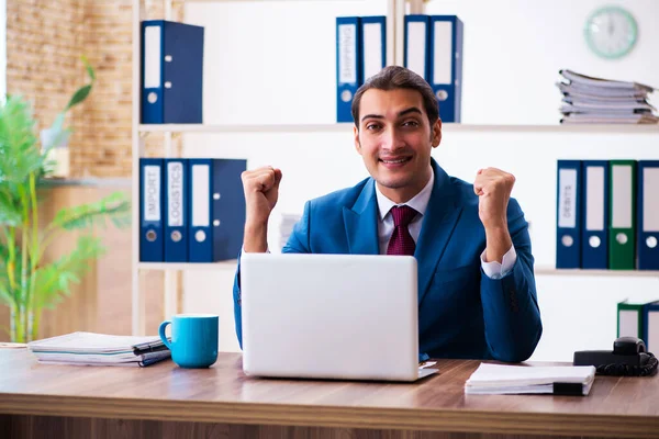 Junge männliche Angestellte im Büro — Stockfoto