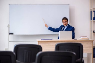 Salgın sırasında ofiste genç bir erkek eğitmen var.