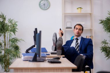 Ofiste çalışan genç bir erkek.