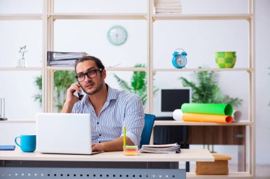 Ofiste çalışan genç bir erkek.