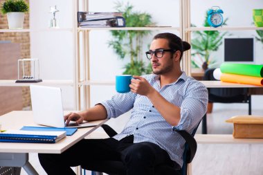 Ofiste çalışan genç bir erkek.