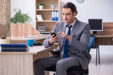 Ofiste çalışan genç bir erkek.