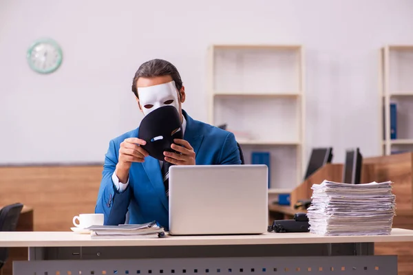 Jeune employé masculin portant des masques au bureau — Photo