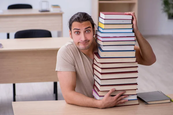 Giovane studente maschio che si prepara per gli esami in biblioteca — Foto Stock