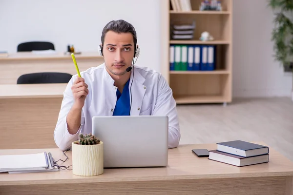 Teletıp konseptinde genç bir doktor. — Stok fotoğraf