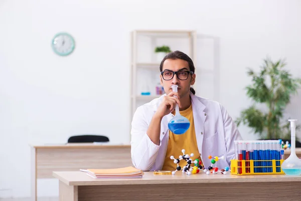 Jovem professor de química em sala de aula — Fotografia de Stock