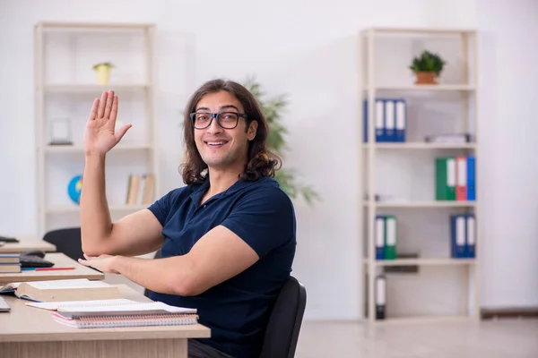 Ung manlig student förbereder sig för tentor i klassrummet — Stockfoto