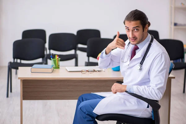 Joven médico dando seminario en el aula — Foto de Stock