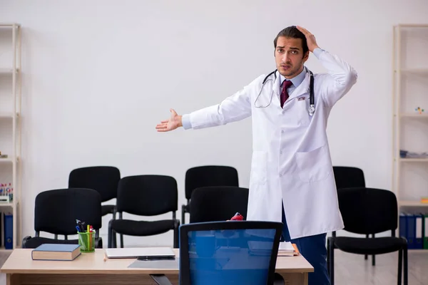 Ung manlig läkare ger seminarium i klassrummet — Stockfoto