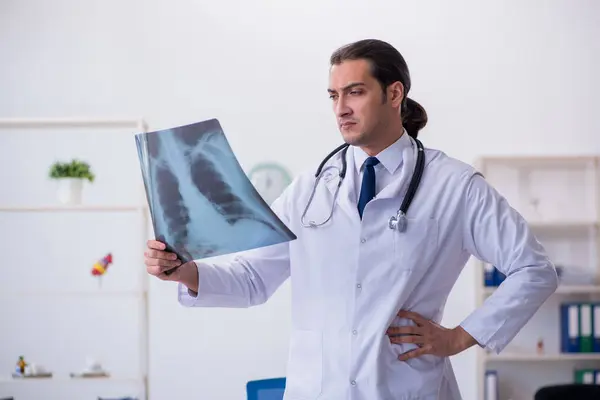 Młody lekarz radiolog pracujący w klinice — Zdjęcie stockowe