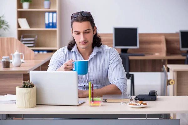 Jovem homem de negócios empregado trabalhando no escritório — Fotografia de Stock