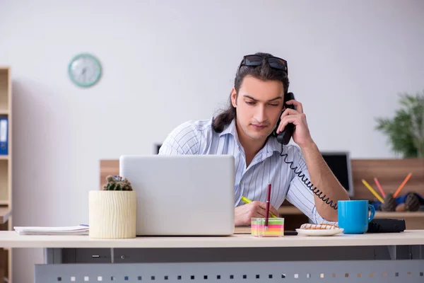 Junger männlicher Geschäftsmann arbeitet im Büro — Stockfoto