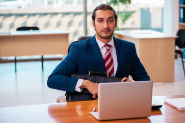 Ofiste çalışan yakışıklı bir genç.