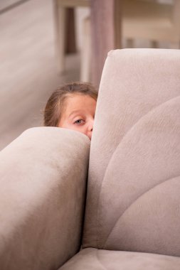 Küçük kız evde yalnız kalıyor.